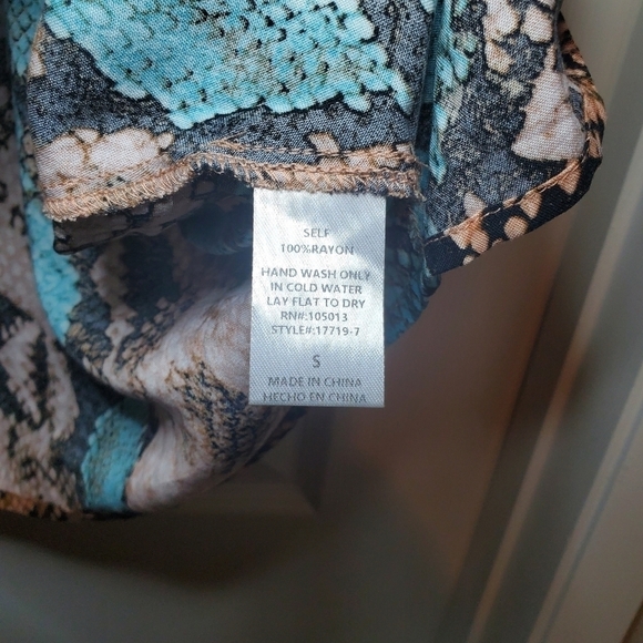 SAVANNA JANE Embroidered and Colorful Snake Print 3/4 Angel Sleeve Top Sz SMALL - Picture 9 of 9